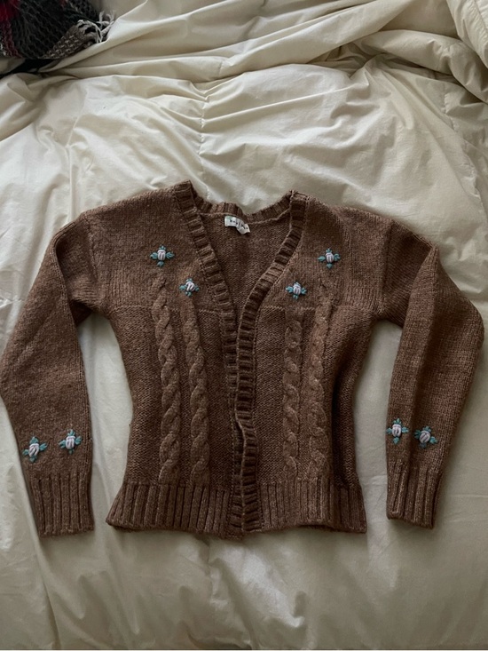 Sweaters - Brown Cable-Knit V-Neck Sweater with Embroidered Detail